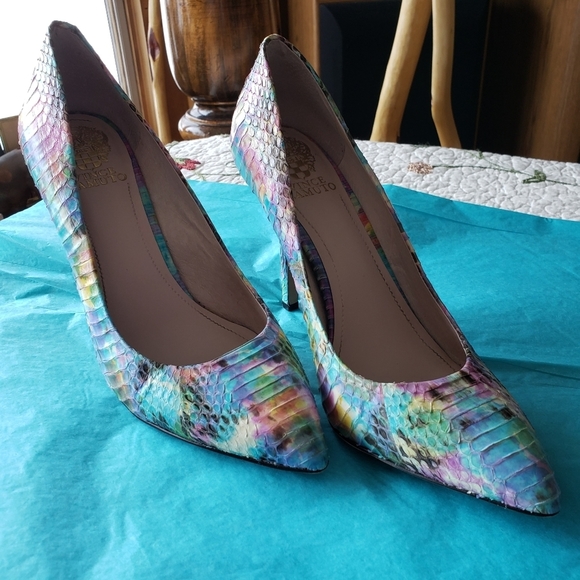 Vince Camuto Shoes - Vince Camuto Leather Heels New never worn